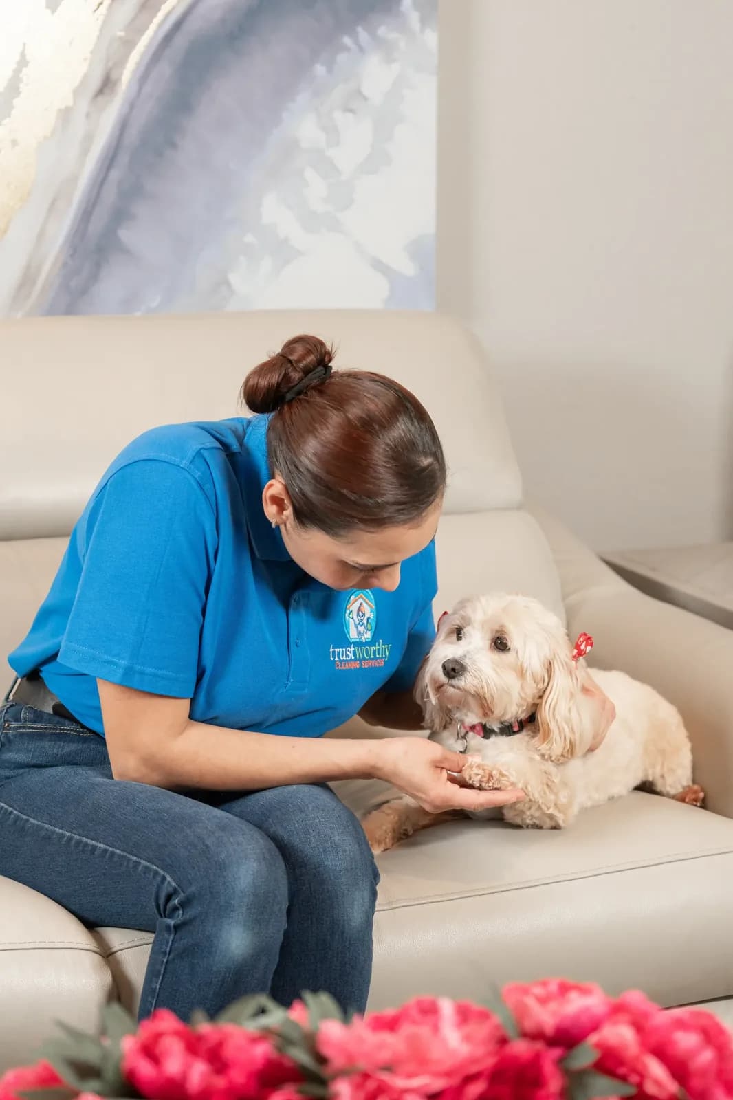 A Trustworthy cleaner with a client's dog on the sofa during a pet-friendly cleaning in Austin, TX